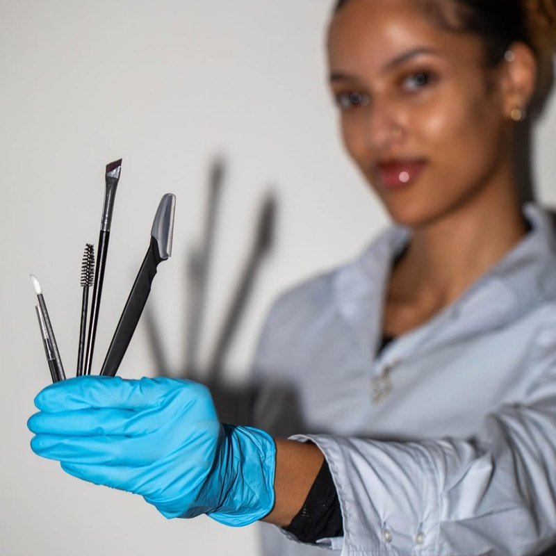 Annah met haar brow tools in de hand